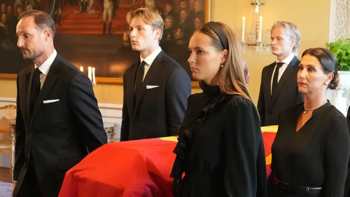 Nach dem Tod von König Harald: 31.08.2026, Norwegen, Oslo: Der Sarg von König Harald V. wird von Mitgliedern der norwegischen Königsfamilie, König Haakon VIII. (hinten, l-r), Prinz Sverre Magnus, Maud Angelica Behn, (verdeckt), Marius Borg Høiby, Kronprinzessin Ingrid Alexandra (vorne, l-r) und Haakons Schwester Märtha Louise vom Roten Salon in die Schlosskapelle überführt. Der Monarch ist am 28.08.2026 im Alter von 89 Jahren gestorben. Foto: Ole Berg-Rusten/Pool NTB/AP/dpa +++ dpa-Bildfunk +++