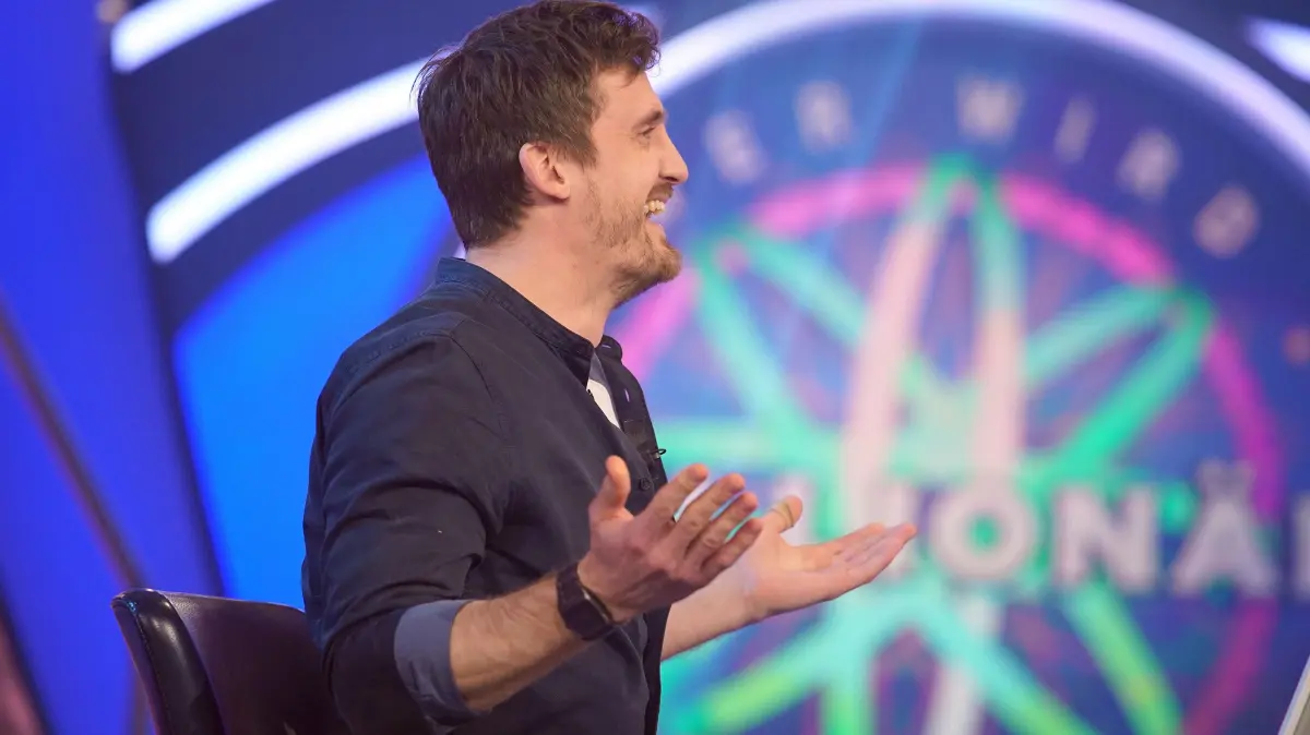 Ronald Tenholte breitet nach dem Gewinn bei der Quizshow "Wer wird Millionär?" die Arme aus. Er war 2020 der bislang letzte Millionengewinner der Sendung.