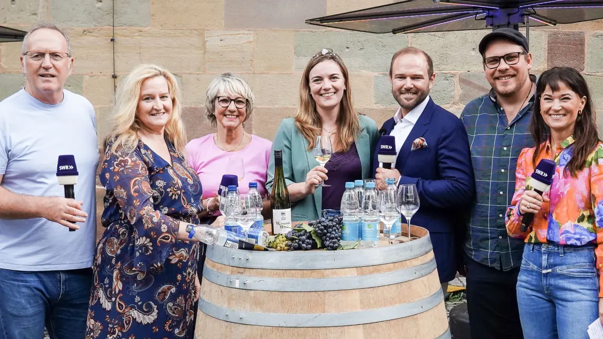 Weindorf-Treff Mit der Pfännle-Moderatorin Petra Klein mit Gäste Ferdinand Eppli, (Betriebswirt, Diamantengutachter, Versteigerer), Michael Nagl (Bassbariton, Oper), Constanze Müller (Theaterleiterin STAGE Theater Stuttgart), Weinprinzessin Anna Maria : Weindorf-Treff Mit der Pfännle-Moderatorin Petra Klein mit Gäste Ferdinand Eppli, (Betriebswirt, Diamantengutachter, Versteigerer), Michael Nagl (Bassbariton, Oper), Constanze Müller (Theaterleiterin STAGE Theater Stuttgart), Weinprinzessin Anna Maria Joos