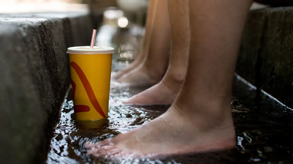 Wassertreten wie bei Kaltwassertherapeut Sebastian Kneipp wie hier in Freiburg mag kurzzeitig helfen, ein Allheilmittel gegen die Folgen des Klimawandels ist es aber nicht.