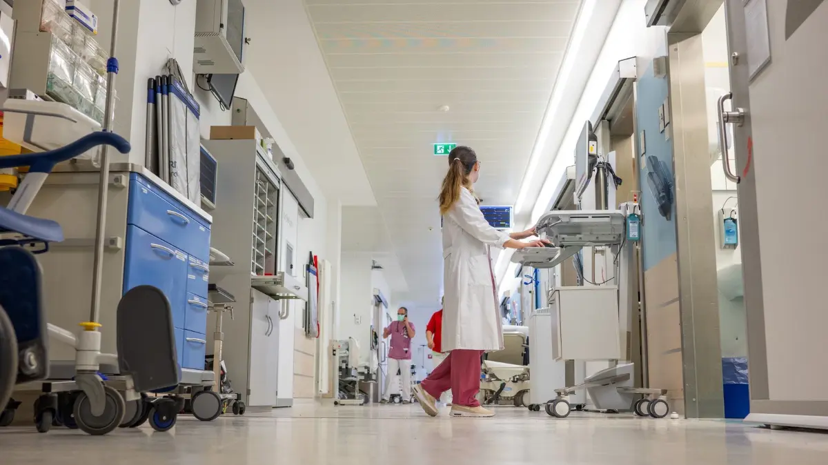 Notaufnahme des Klinikums Mutterhaus: ARCHIV - 05.02.2024, Rheinland-Pfalz, Trier: Eine Ärztin steht im Flur der Notaufnahme des Klinikums Mutterhaus. In vielen Krankenhäusern in Rheinland-Pfalz drängen zurzeit deutlich mehr Patienten in die Notaufnahmen, nachdem die Kassenärztliche Vereinigung (KV) die Öffnungszeiten der ärztlichen Bereitschaftspraxen erheblich reduziert und sieben Anlaufstellen komplett geschlossen hat. (zu dpa: «Alle Krankenhäuser sollen bleiben – sieben als Regioklinik») Foto: Harald Tittel/dpa +++ dpa-Bildfunk +++