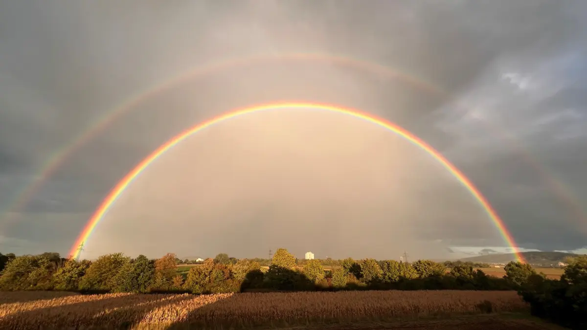 Regenbogen über Stuttgart von Neugereuth in Blickrichtung Schmiden