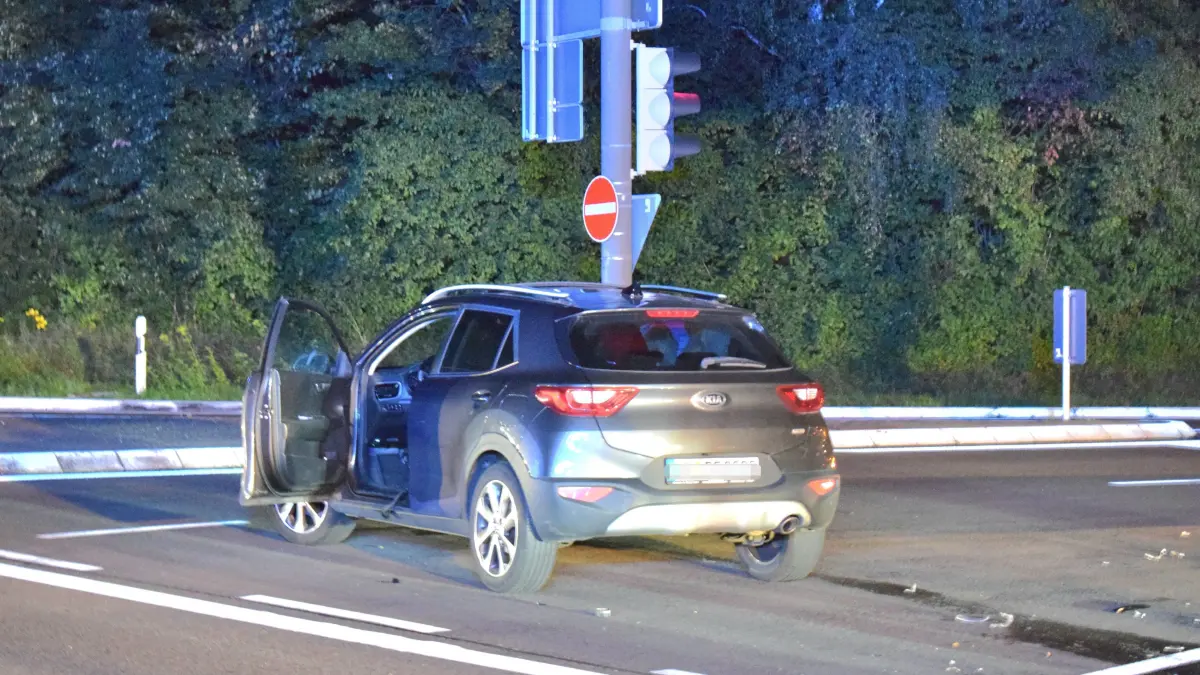 Zu einem Verkehrsunfall mit zwei beteiligten Fahrzeugen kam es am Dienstagabend bei Ditzingen auf der B295. Nach ersten Informationen der Polizei kam es im Bereich der Anschlussstelle Stuttgart Feuerbach zu einem Verkehrsunfall. Mutmasslich wollte einer der beiden Fahrzeuge in Richtung Autobahn abbiegen. Hierbei kam es zur Kollision der beiden Fahrzeuge. Genaue Informationen liegen noch nicht vor. Eine Person wurde bei dem Unfall verletzt. Beide Fahrzeuge mussten abgeschleppt werden