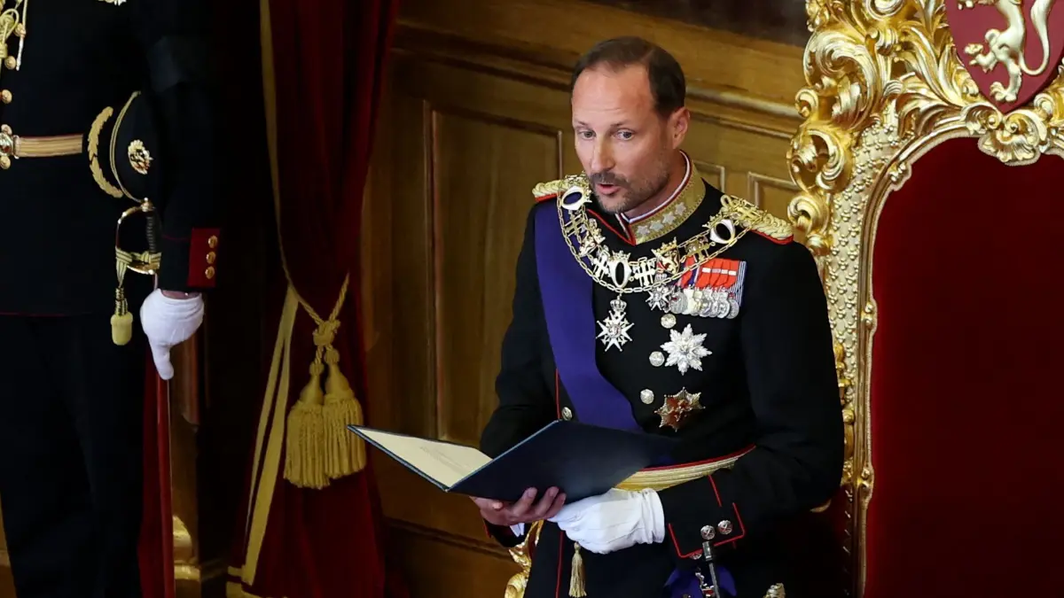 NORWAY-ROYALS-MONARCHY-POLITICS-PARLIAMENT-CONSTITUTION: Crown Princess Ingrid Alexandra of Norway (R) listens as King Haakon VIII of Norway swears an oath of allegiance to Norway's constitution during an oath-taking ceremony in the Storting's main chamber in Oslo on September 1, 2026. Haakon became king when his father King Harald V died in the morning of August 28 aged 89. (Photo by Odd ANDERSEN / AFP)