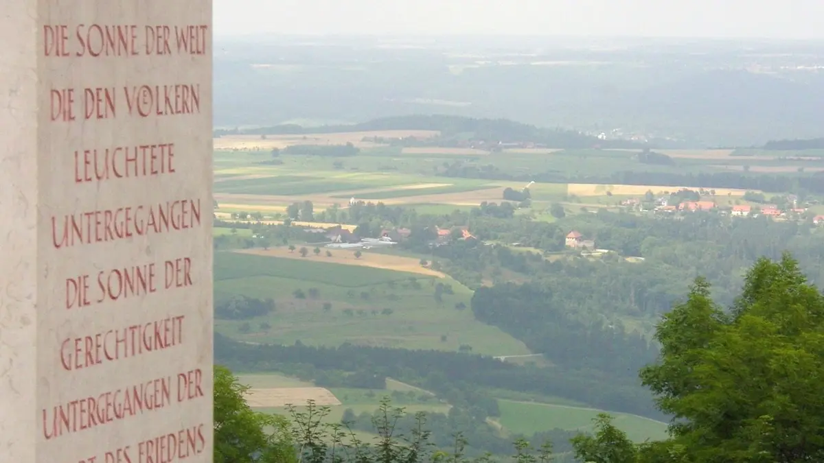 Die Stauferstele am Wäscherschloss in Wäschenbeuren.