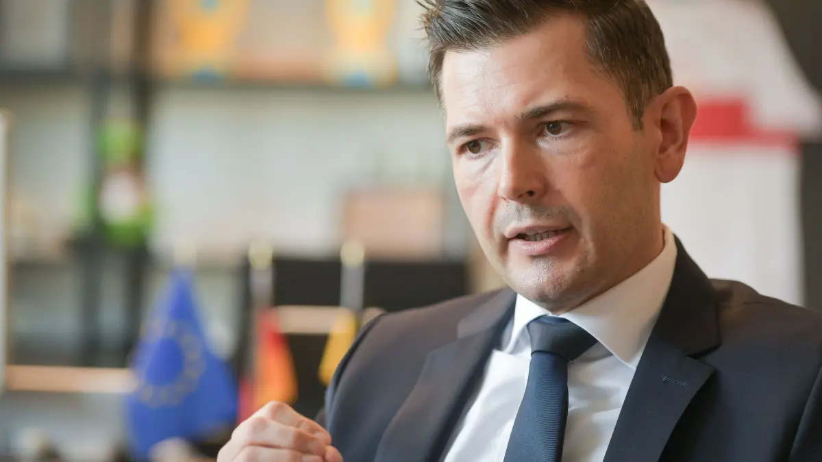 CDU, Vogt: Stuttgart, Haus der Abgeordneten, Gespräch mit Tobias Vogt.
Ist ein deutscher Politiker. Er ist seit 2021 Abgeordneter im Landtag von Baden-Württemberg und seit 2026 Vorsitzender der dortigen CDU-Fraktion.