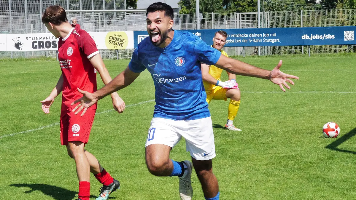 Fußball, Fussball, Verbandsliga, Calcio LE, Calcio Leinfelden-Echterdingen - TSV Oberensingen
Nr.10 (C): Aziz Sangar - blau, Jubel, Jubelbild
Fotograf: Günter E. Bergmann - Photography
Aufnahmedatum: 10.08.2025