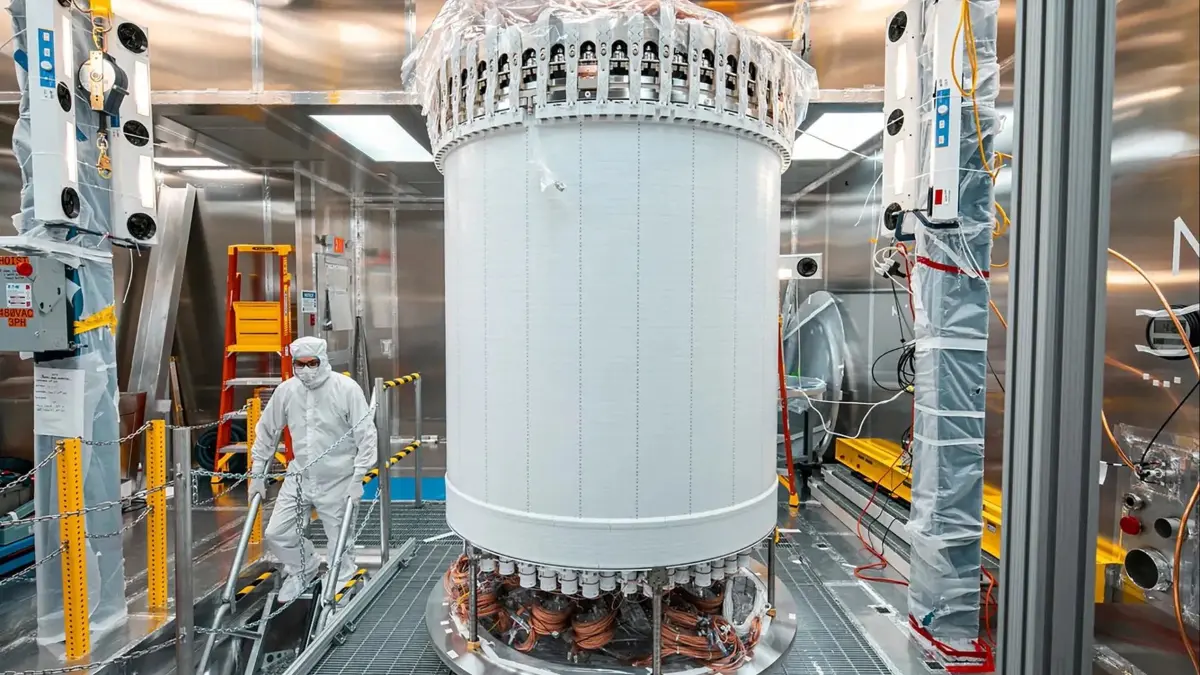 Das ist der Tank des LUX-ZEPLIN-Experiments im US-Bundesstaat South Dakota. Er ist mit zehn Tonnen des Edelgases Xenon gefüllt.