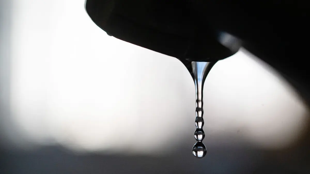 Trinkwasser: ARCHIV - 17.02.2025, Baden-Württemberg, Stuttgart: ILLUSTRATION - Trinkwasser kommt aus einem Wasserhahn. (zu dpa: «Wasser soll in Brandenburg teurer werden») Foto: Marijan Murat/dpa +++ dpa-Bildfunk +++