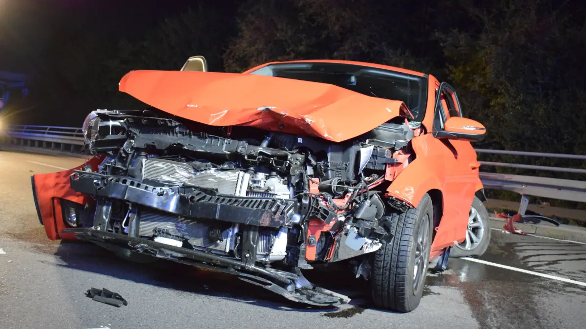 Zu einem Verkehrsunfall mit zwei beteiligten Fahrzeugen kam es am Dienstagabend bei Ditzingen auf der B295. Nach ersten Informationen der Polizei kam es im Bereich der Anschlussstelle Stuttgart Feuerbach zu einem Verkehrsunfall. Mutmasslich wollte einer der beiden Fahrzeuge in Richtung Autobahn abbiegen. Hierbei kam es zur Kollision der beiden Fahrzeuge. Genaue Informationen liegen noch nicht vor. Eine Person wurde bei dem Unfall verletzt. Beide Fahrzeuge mussten abgeschleppt werden