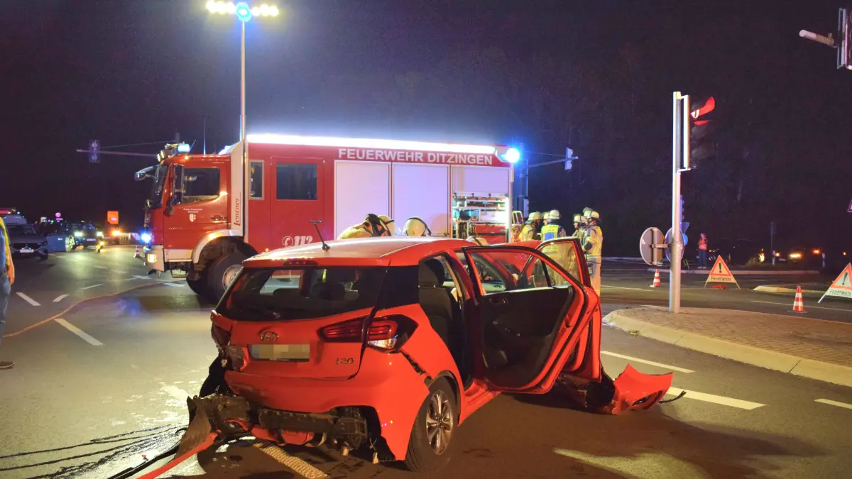 Zu einem Verkehrsunfall mit zwei beteiligten Fahrzeugen kam es am Dienstagabend bei Ditzingen auf der B295. Nach ersten Informationen der Polizei kam es im Bereich der Anschlussstelle Stuttgart Feuerbach zu einem Verkehrsunfall. Mutmasslich wollte einer der beiden Fahrzeuge in Richtung Autobahn abbiegen. Hierbei kam es zur Kollision der beiden Fahrzeuge. Genaue Informationen liegen noch nicht vor. Eine Person wurde bei dem Unfall verletzt. Beide Fahrzeuge mussten abgeschleppt werden