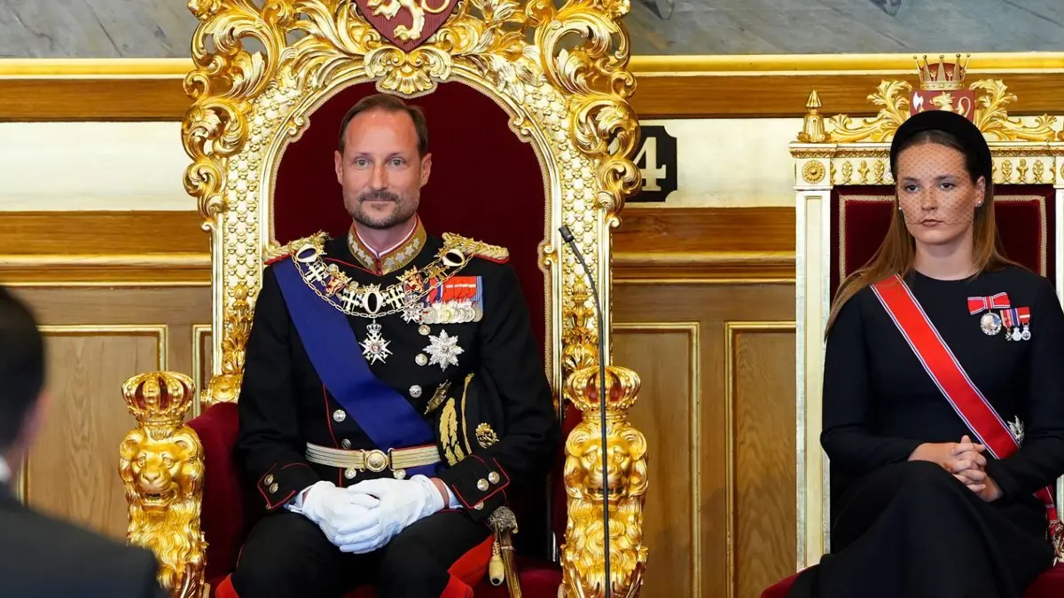 Nach dem Tod von König Harald - Amtseid Haakon: 01.09.2026, Norwegen, Oslo: Norwegens König Haakon VIII. legt im Storting den Eid gemäß der Verfassung ab, an seiner Seite steht Kronprinzessin Ingrid Alexandra. Bei der Vereidigung verspricht und schwört der König, Norwegen im Einklang mit der Verfassung und den Gesetzen des Landes zu regieren. Foto: Lise Åserud/NTB Pool/dpa +++ dpa-Bildfunk +++