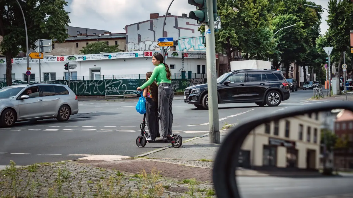 Berlin Straßenverkehr, Verkehr: Straßenszene, zwei kinder teilen sich verbotenerweise einen E-Scooter / Elektroroller - 24.07.2024 Verkehr *** Berlin road traffic, traffic street scene, two children illegally sharing an e-scooter electric scooter 24 07 2024 Traffic