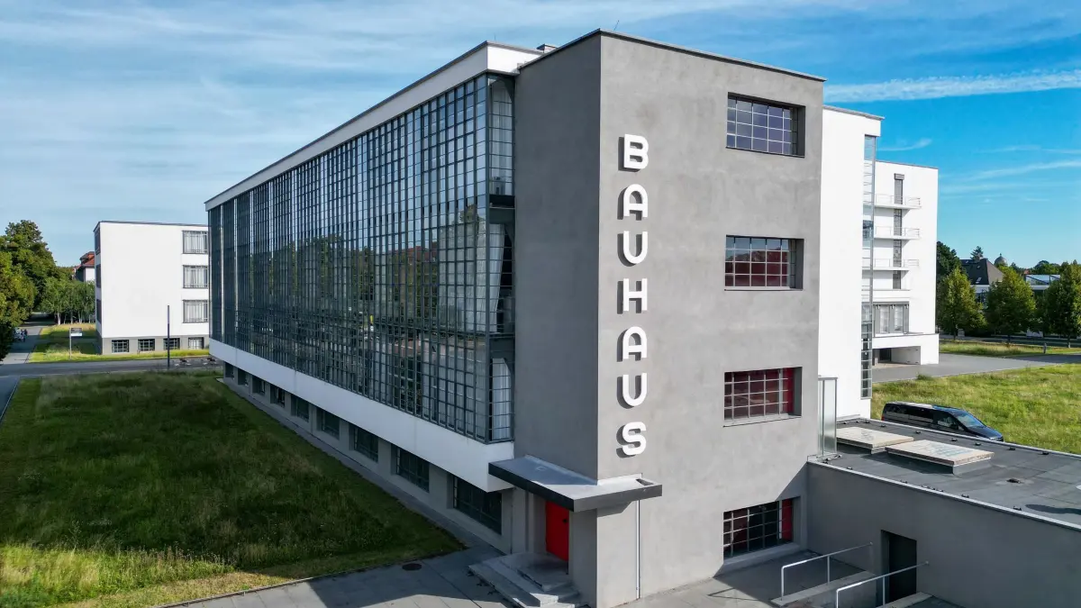Bauhaus Dessau: ARCHIV - 01.09.2025, Sachsen-Anhalt, Dessau-Roßlau: Blick auf das Bauhausgebäude in der Gropiusallee. 1925 zog das Bauhaus von Weimar nach Dessau und erlebte dort seine Blütezeit. (Luftaufnahme mit Drohne) (zu dpa: «Wie die AfD das Bauhaus angreift») Foto: Jan Woitas/dpa +++ dpa-Bildfunk +++