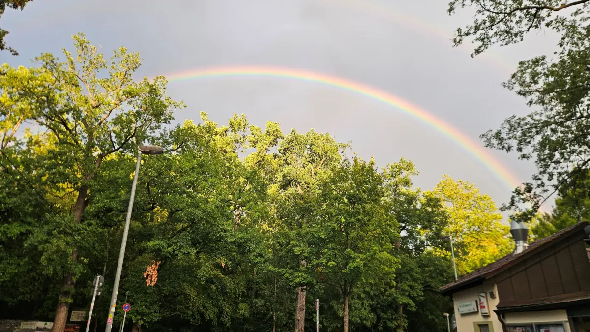 Es war sogar ein doppelter Regenbogen, der sich zeitweise zeigte.
