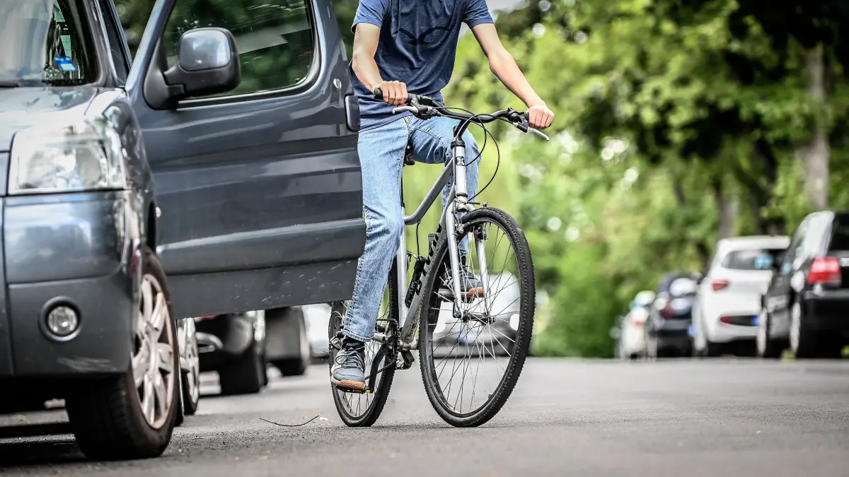 Beihnahe Unfall Radfahrer mit AutoBeihnahe-Unfall mit dem Rad *** NUR FÜR REDAKTIONELLE ZWECKE *** EDITORIAL USE ONLY ***Ein Radfahrer fährt am Freitag, den 30. Juni 2021 an einem Auto vorbei. Die Autotür geht plötzlich auf. Gestelltes Foto zum Thema Beihnahe-Unfall zwischen Auto und Radfahrer. Deutschland NRW Essen Copyright: KerstinxKokoska *** Near accident cyclist with carNear accident with bicycle EDITORIAL PURPOSES ONLY EDITORIAL USE ONLY p A cyclist passes a car on Friday, June 30, 2021 The car door suddenly opens Posed photo of Near accident between car and cyclist Germany NRW Essen Copyright KerstinxKokoska Copyright: KerstinxKokoska doc7gvnj0iog1hfrkuimkn ,EDITORIAL USE ONLY