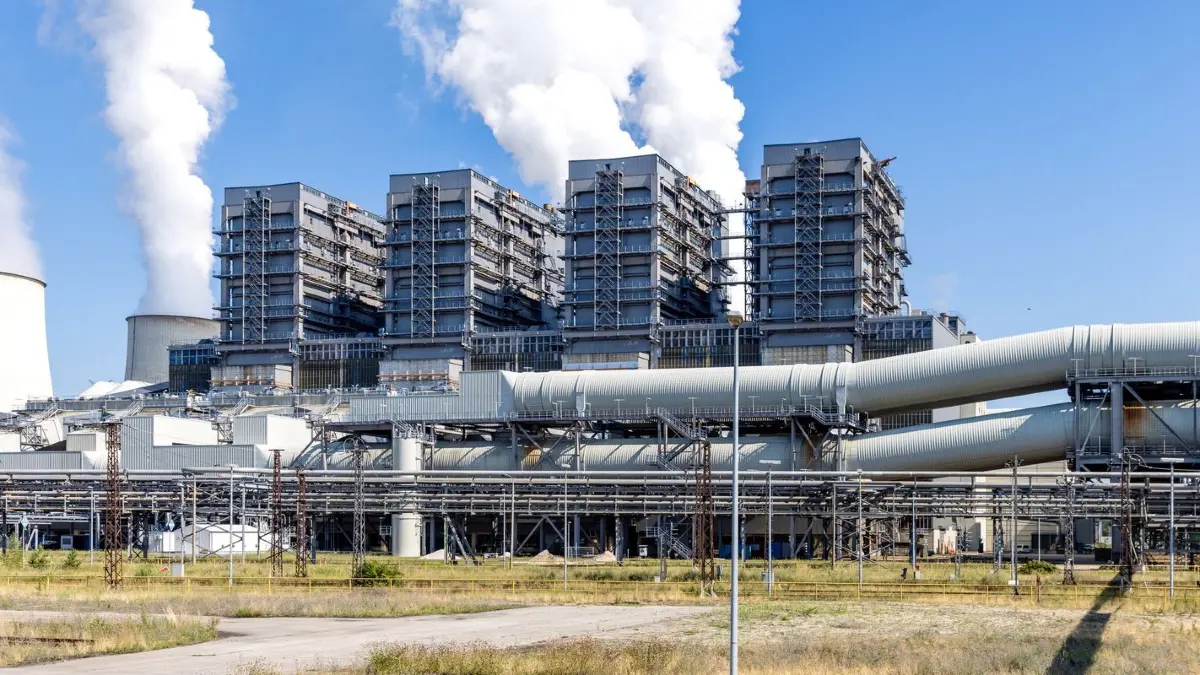 Blick auf die Kraftwerksblöcke im Kraftwerk Jänschwalde. Das Kraftwerk Jänschwalde wurde in den Jahren 1976 bis 1989 als letzter Kraftwerksneubau der DDR errichtet.