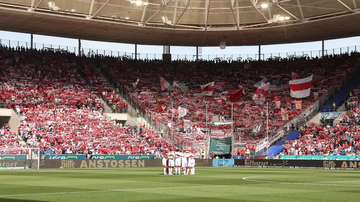 BAU // Sinsheim , Fußball Bundesliga TSG 1899 Hoffenheim vs. VfB Stuttgart , Fans Stuttgart , Alle in Rot