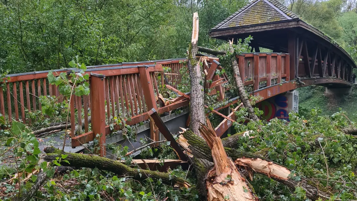 Nach Unwetter zerstörte Brücke in Murr