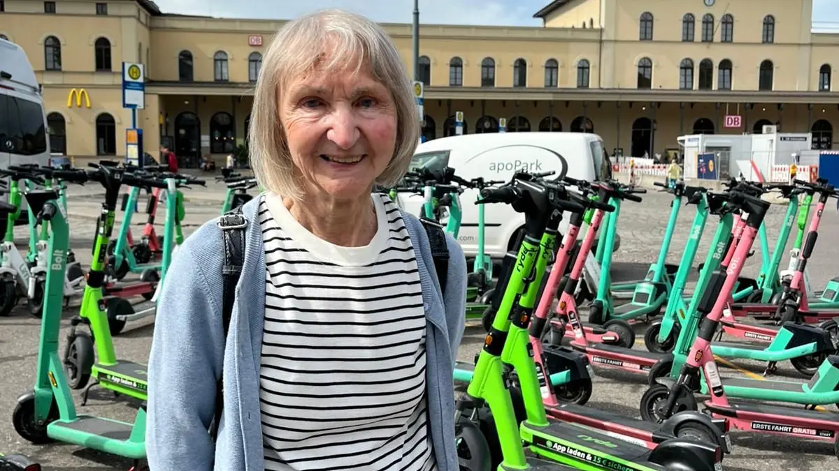 Nach Explosion am Augsburger Hauptbahnhof: Anneliese Paul aus München kam nach der Entwarnung mit einiger Verspätung in Augsburg an.