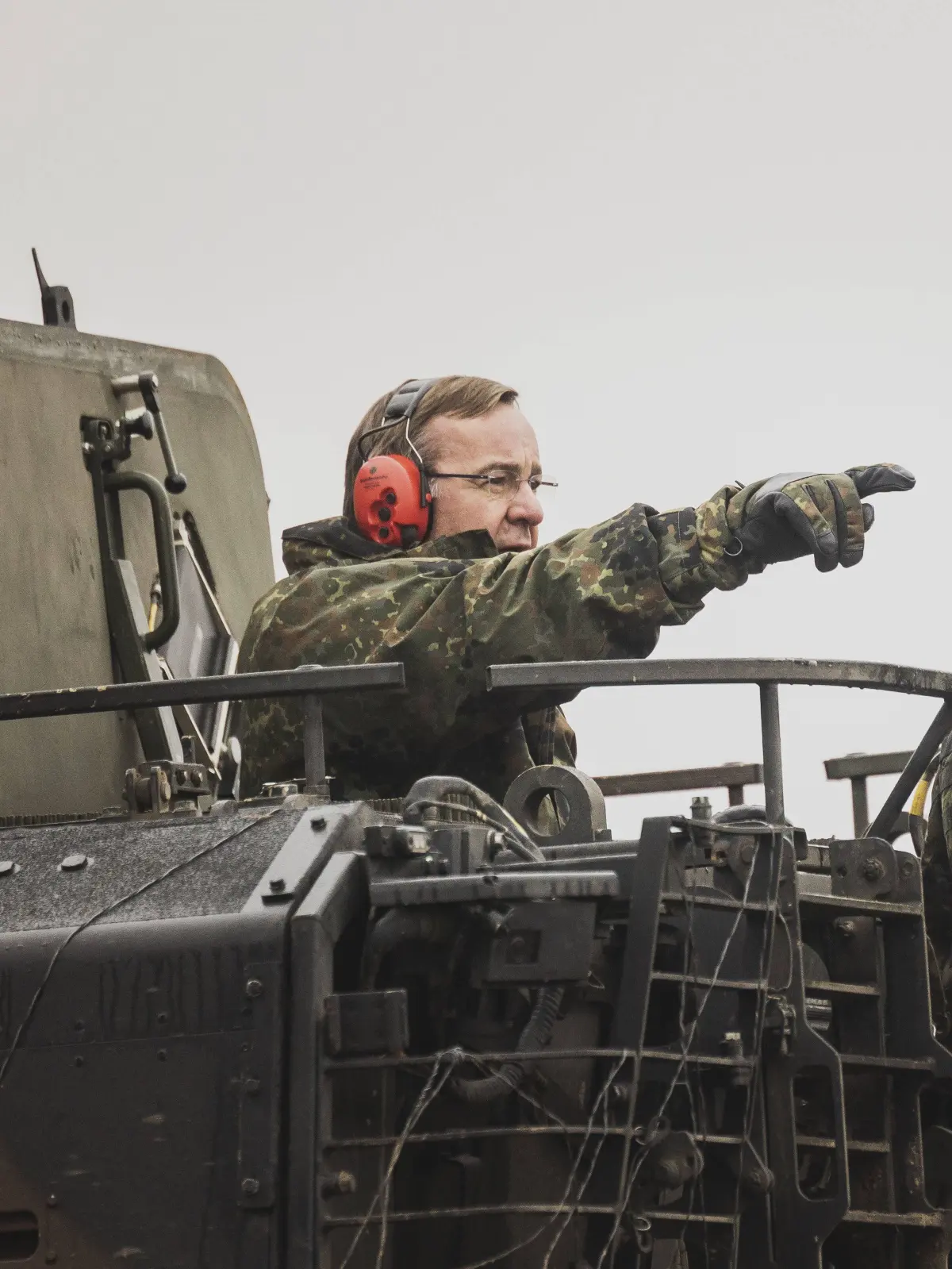 Boris Pistorius (li.), Bundesminister der Verteidigung, aufgenommen bei einem Besuch des Gefechtsschiessens der 2. Kompanie des Panzergrenadierbataillons 122 mit Schützenpanzern Puma auf dem Truppenübungsplatz in Altengrabow am 26. Januar 2023.
