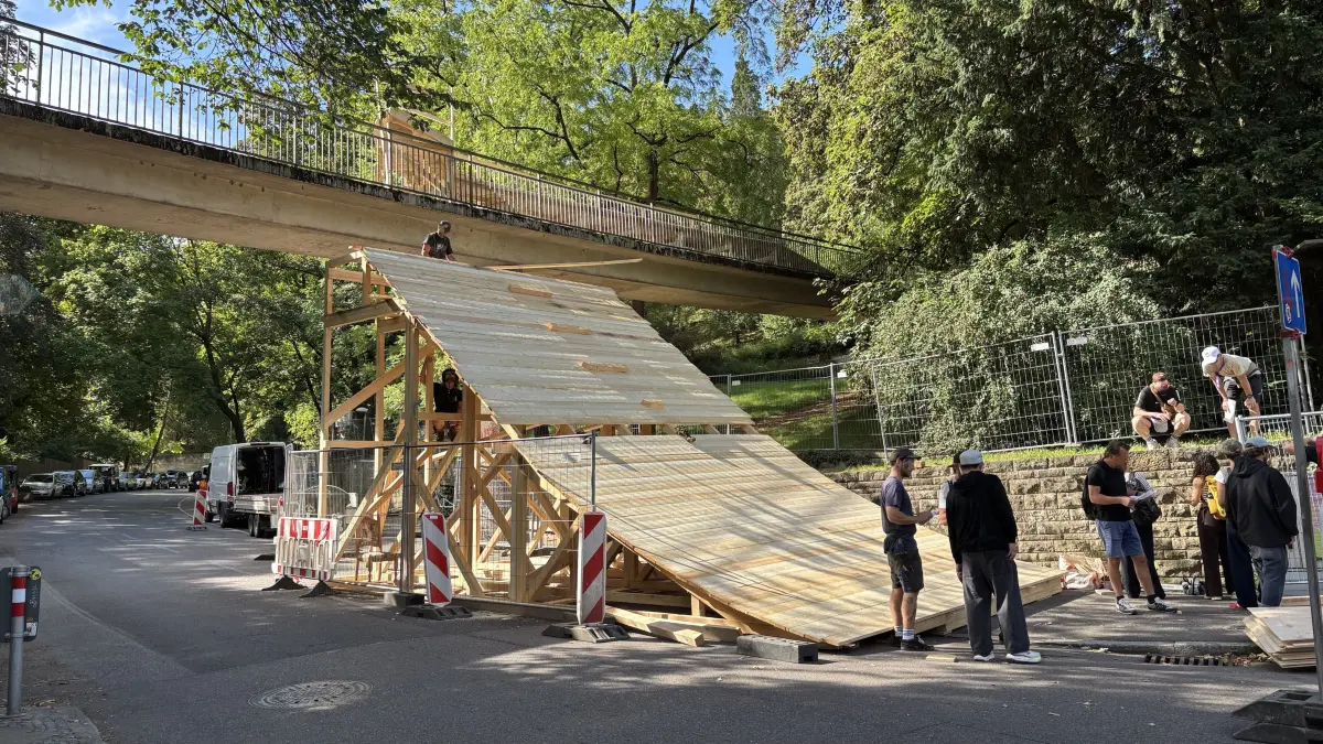 Die Rennstrecke des Cerro Abajo nimmt Gestalt an. An der Brücke zum Weißenburgpark entsteht derzeit etwa eine Rampe.