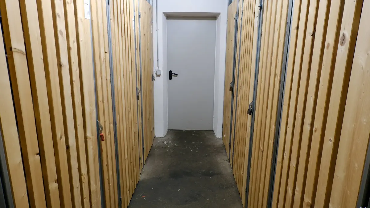 Düsseldorf 01.05.2025 Keller Kelleraum Kellerverschlag Holztüren Kellerschloss Einbruchssicherung Einbrecher Einbruch dunkle Jahreszeit schlechte Beleuchtung Dunkelheit Kellertüre Kellereinbruch Stauraum Hausrat Rumpelkammer Abstellraum Vorhängeschloss Brandschutztür Düsseldorf Nordrhein-Westfalen Deutschland *** Düsseldorf 01 05 2025 cellar cellar room cellar lock wooden doors cellar lock burglar alarm burglar burglar burglary dark season poor lighting darkness cellar door cellar burglary storage room storage room storage room storage room padlock fire door Düsseldorf North Rhine-Westphalia Germany