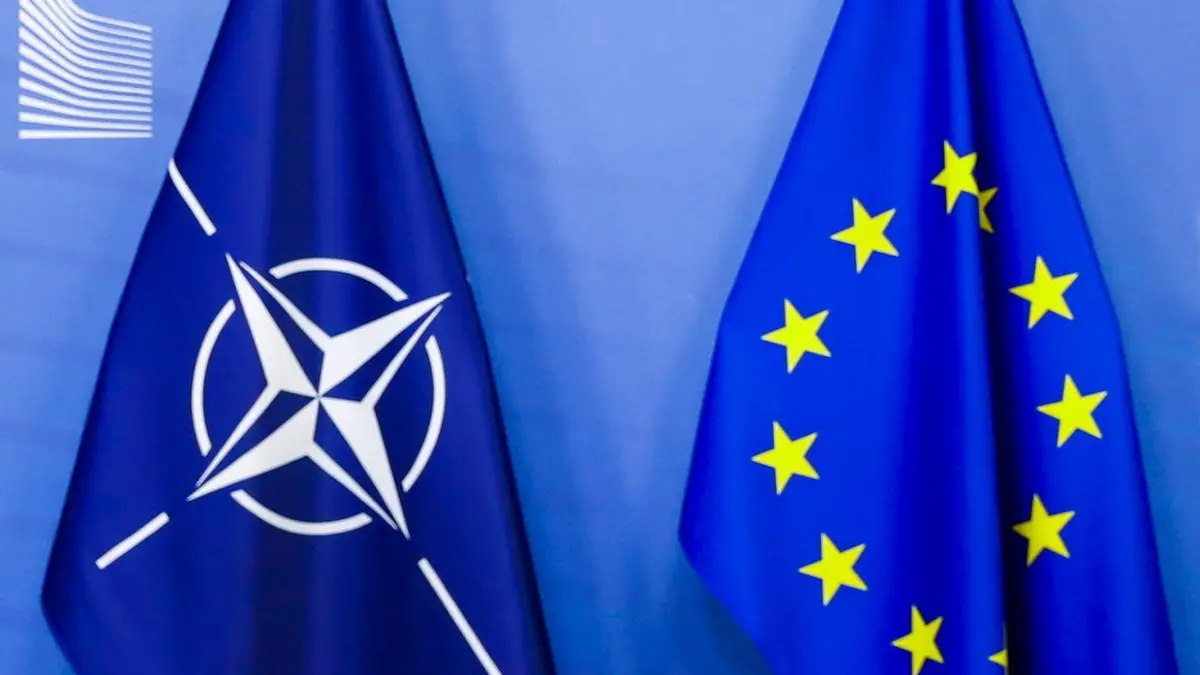 Flaggen der Europäischen Gemeinschaft und der Nato hängen im Hauptsitz.