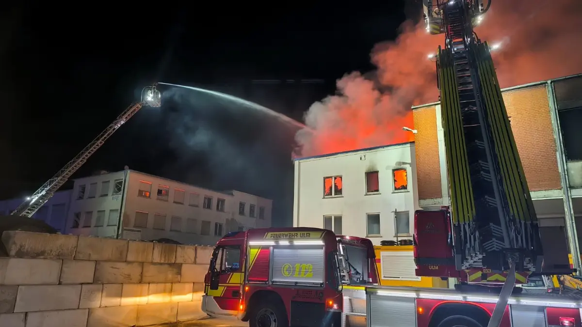 23.17 Uhr: Die Feuerwehr kämpft immer noch gegen die Flammen.