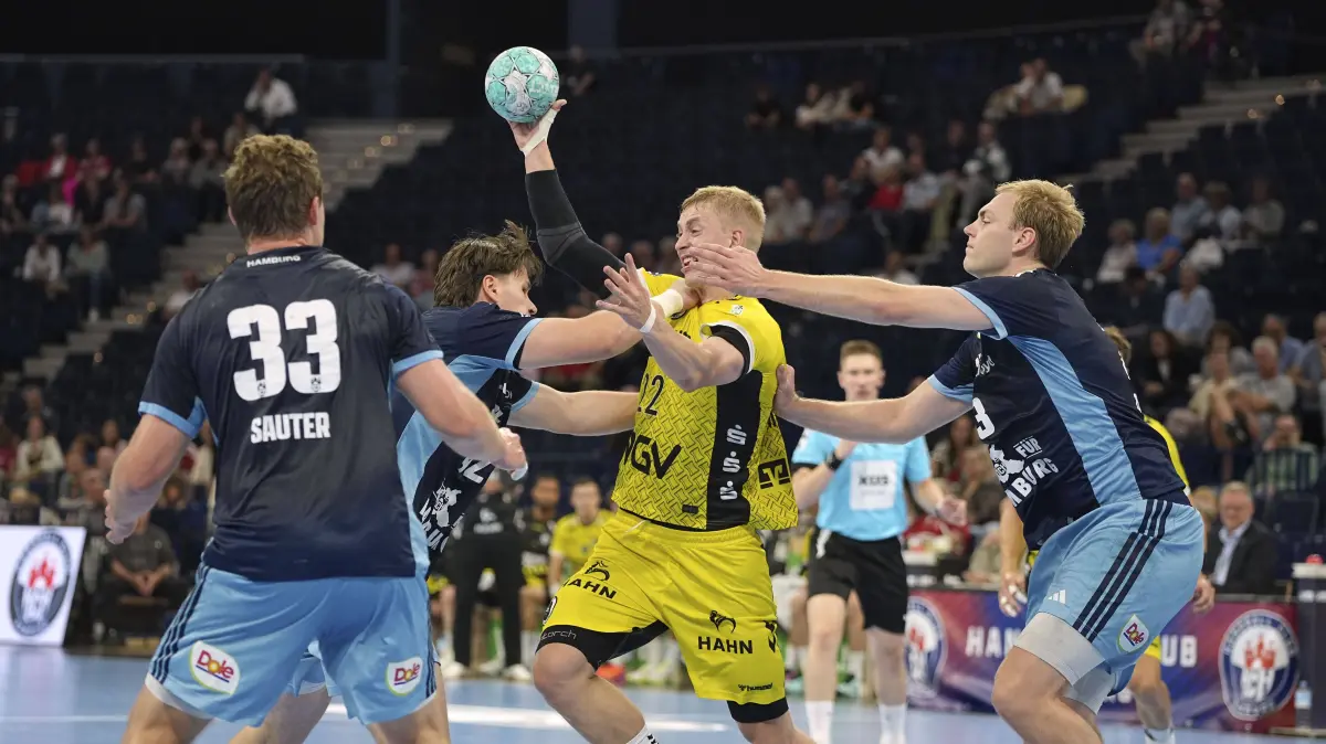 Foto : Torwurf von .... Torben MATZGEN Stuttgart gegen Einar OLAFSSON rechts und Moritz SAUTER und Jan-Christian Schmidt alle Hamburg Handball Herren 1. Bundesliga 2. Spieltag am Mi. 02.09.2026 Handball 1. Liga HCH Hamburg - TVB Stuttgart *** Photo: Torben MATZGEN of Stuttgart taking a shot against Einar OLAFSSON right, Moritz SAUTER, and Jan Christian Schmidtall of HamburgMen s Handball Bundesliga 1, Matchday 2, Wed, Sep 2, 2026. Handball 1st Division: HCH Hamburg vs. TVB Stuttgart