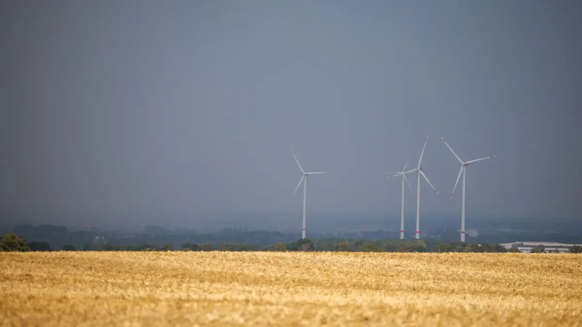Wetterlage in NRW: ARCHIV - 30.07.2026, Nordrhein-Westfalen, Erwitte-Anröchte: Ein Getreidefeld leuchtet hellgelb in der Sonne, während in der Ferne ein Gewitter mit dunklen Wolken heranzieht. (zu dpa: «Viele Wolken und Regen - so wird das Wetter in NRW») Foto: Christoph Reichwein/dpa +++ dpa-Bildfunk +++