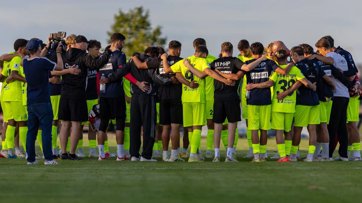 Spielerkreis der Kickers Arm in Arm nach dem Sieg gegen Waldstetten, GER, TSGV Waldstetten vs. SV Kickers Stuttgart, Fussball, Verbandspokal, DB Regio-wfv-Pokal, Herren, Achtelfinale, Spielzeit 2026/2027, 01.09.2026, DFL/DFB REGULATIONS PROHIBIT ANY USE OF PHOTOGRAPHS AS IMAGE SEQUENCES AND/OR QUASI-VIDEO, GER, TSGV Waldstetten vs. SV Kickers Stuttgart, Fussball, Verbandspokal, DB Regio-wfv-Pokal, Herren, Achtelfinale, Spielzeit 2026/2027, 01.09.2026 Waldstetten *** Kickers players arm in arm after their victory over Waldstetten, GER, TSGV Waldstetten vs. SV Kickers Stuttgart, Soccer, Association Cup, DB Regio wfv Cup, Men s, Round of 16, 20262027 season, September 1, 2026, DFL and DFB regulations prohibit any use of photographs as image sequences and/or quasi-video, GER, TSGV Waldstetten vs. SV Kickers Stuttgart, soccer, Association Cup, DB Regio wfv Cup, mens, Round of 16, 20262027 Season, September 1, 2026, Waldstetten Copyright: xEibner-Pressefoto/JanixPlessx EP_JPL