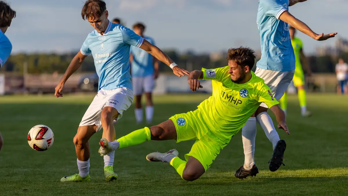 Harter Zweikampf Graetsche Yannick Glessing SV Kickers Stuttgart, 07 gegen Can-Luca Groiss TSGV Waldstetten, 11 daneben Tim Schraml TSGV Waldstetten, 16, GER, TSGV Waldstetten vs. SV Kickers Stuttgart, Fussball, Verbandspokal, DB Regio-wfv-Pokal, Herren, Achtelfinale, Spielzeit 2026/2027, 01.09.2026, DFL/DFB REGULATIONS PROHIBIT ANY USE OF PHOTOGRAPHS AS IMAGE SEQUENCES AND/OR QUASI-VIDEO, GER, TSGV Waldstetten vs. SV Kickers Stuttgart, Fussball, Verbandspokal, DB Regio-wfv-Pokal, Herren, Achtelfinale, Spielzeit 2026/2027, 01.09.2026 Waldstetten *** Fierce duel: Yannick Graetsche SV Kickers Stuttgart, 07 vs. Luca Can Groiss TSGV Waldstetten, 11 Tim Schraml TSGV Waldstetten, 16 just misses, GER, TSGV Waldstetten vs. SV Kickers Stuttgart, Soccer, League Cup, DB Regio wfv Cup, Mens, Round of 16, 20262027 Season, September 1, 2026, DFL and DFB regulations prohibit any use of photographs as image sequences and/or quasi-video, GER, TSGV Waldstetten vs. SV Kickers Stuttgart, Soccer, Association Cup, DB Regio wfv Cup, Mens, Round of 16, 20262027 Season, September 1, 2026, Waldstetten Copyright: xEibner-Pressefoto/JanixPlessx EP_JPL