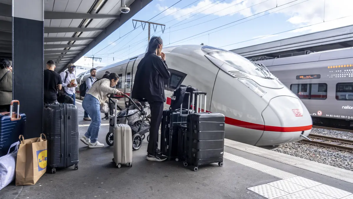 Fahrgäste beim warten, Einstieg in einen ICE Fernzug, auf Bahnsteig 2, des Hauptbahnhof von Essen, NRW, Deutschland, Bahnhof Fernverkehr *** Passengers waiting to board an ICE long-distance train on Platform 2 at Essen Central Station, North Rhine-Westphalia, Germany, long-distance train station