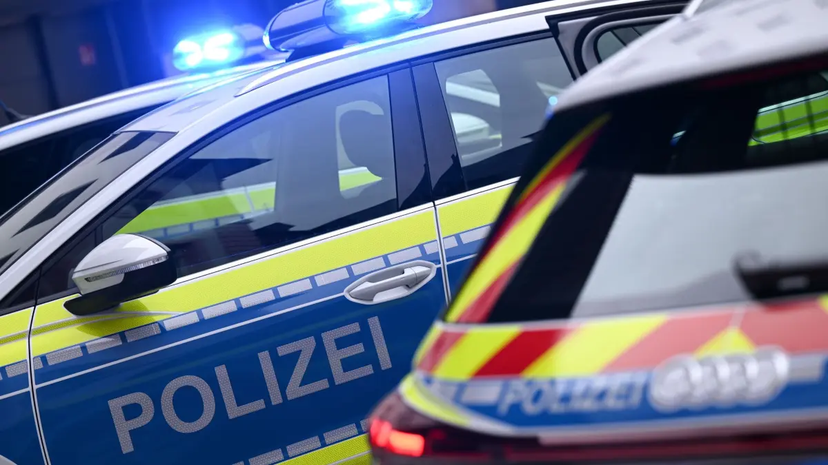 Polizei: ARCHIV - 06.02.2024, Rheinland-Pfalz, Mainz: Polizeikräfte führen in der Innenstadt von Worms einen Einsatz durch. (Symbolbild) (zu dpa: «Senior verletzt sich mit Messer – Supermarkt evakuiert») Foto: Arne Dedert/dpa +++ dpa-Bildfunk +++