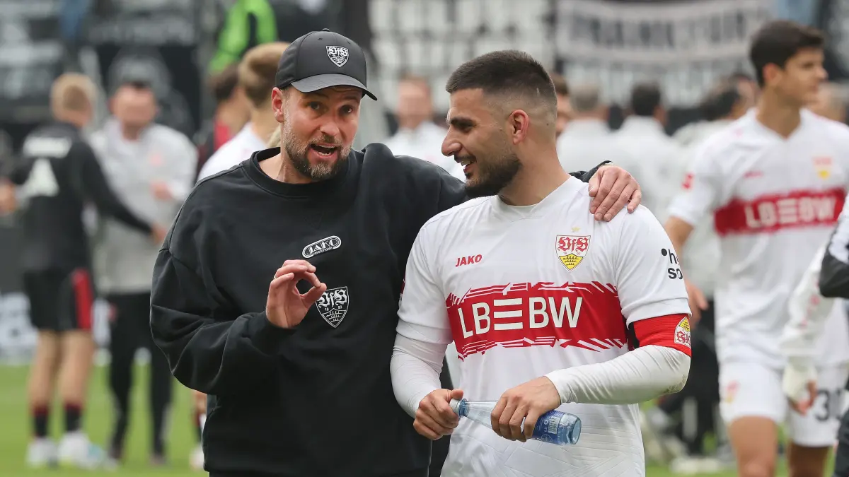 BAU // Frankfurt , Fußball Bundesliga Fußball Eintracht Frankfurt vs. VfB Stuttgart , von links: Trainer Sebastian Hoeneß / Deniz Undav ( VfB )