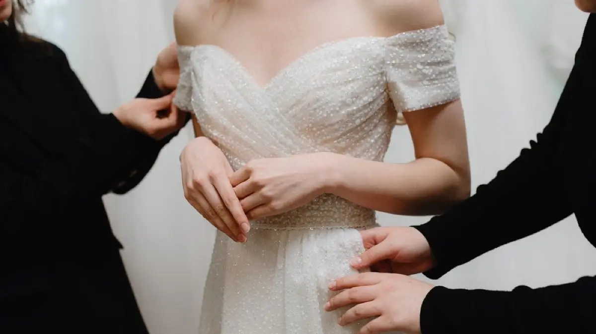 Nachhaltig und günstiger: Wer sein Brautkleid Second-Hand kauft, kann ein Schnäppchen ergattern.
