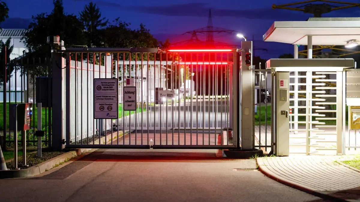 Bergheim: Ein Tor sichert die Zufahrt zu einem Umspannwerk des Netzbetreibers Amprion.