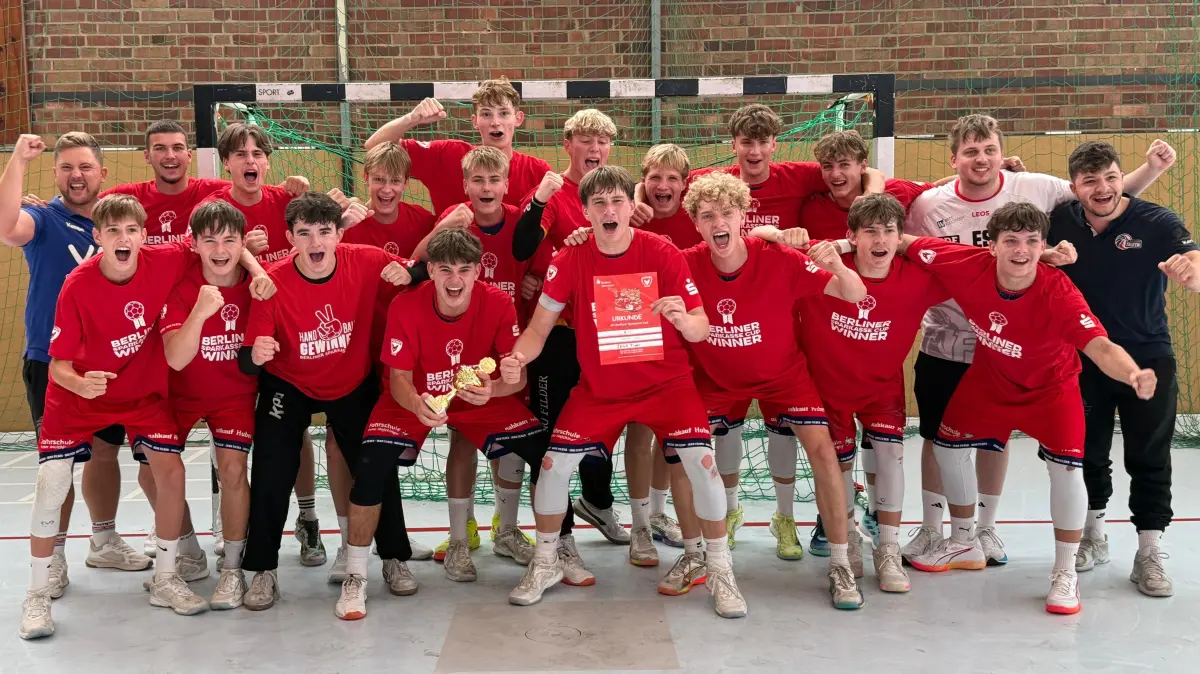 Freude pur: Die JANO-B-Jugendhandballer feiern den Sieg beim Sparkassen-Cup in Berlin.