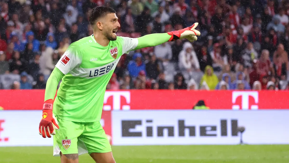 BAU // 2026.08.28, Deutschland, Bayern Fußball FC Bayern München vs. VfB Stuttgart, Fabian Bredlow (VfB)
Gemäß den Vorgaben der DFL Deutsche Fußball Liga ist es untersagt,
in dem Stadion und/oder vom Spiel angefertigte Fotoaufnahmen in Form von Sequenzbildern
und/oder videoähnlichen Fotostrecken zu verwerten bzw. verwerten zu lassen.
DFL, DFB regulations prohibit any use of photographs as image sequences and/or quasi-video.