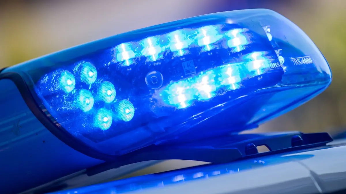 Polizei Symbolbild: SYMBOLBILD - 11.08.2022, Niedersachsen, Vechta: Ein Blaulicht ist auf dem Dach eines Polizeifahrzeugs zu sehen. (zu dpa: «Pflegerin durchschaut Schockanruf – Mann gefasst») Foto: Lino Mirgeler/dpa +++ dpa-Bildfunk +++