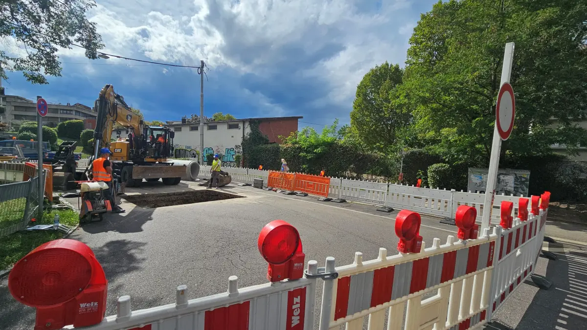 In der Werderstraße hat die Reparatur des Lochs begonnen.