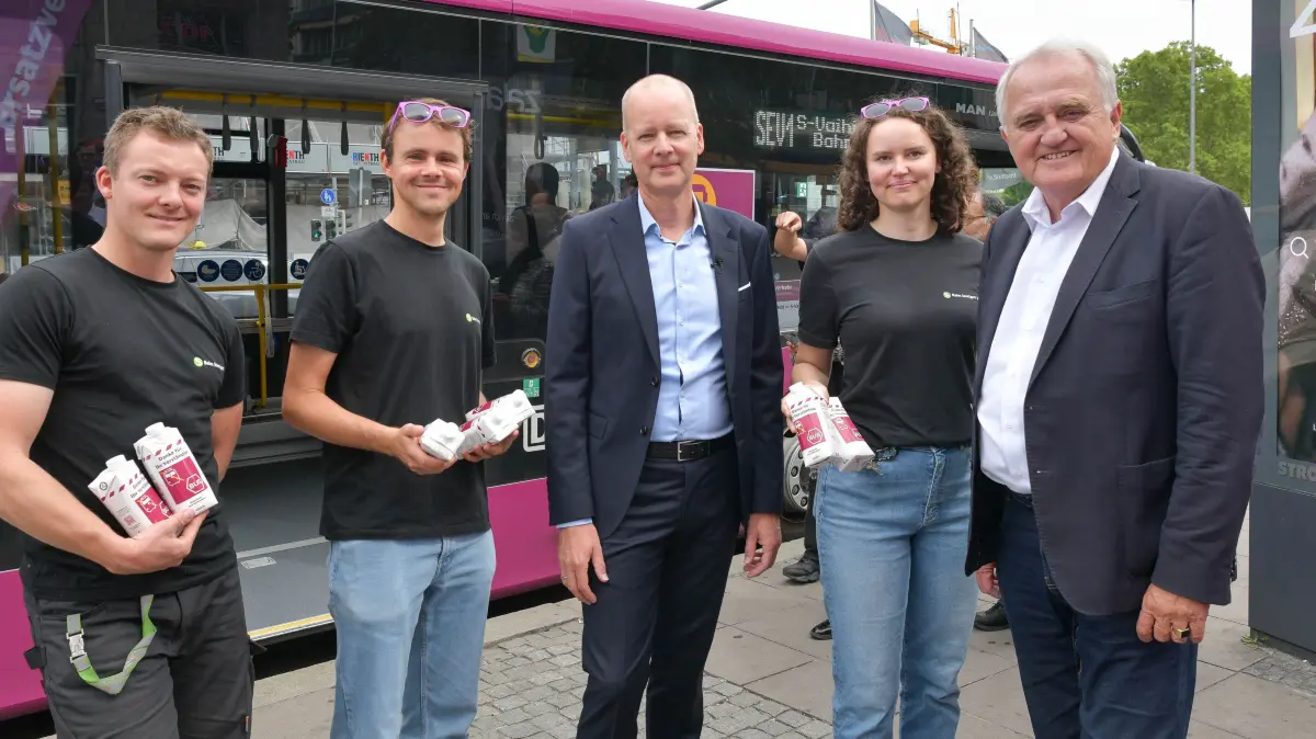 Schienenersatzverkehr: Stuttgart, Deutsche Bahn zeichnet Infoteam für den Schienenersatzverkehr (SEV) mit Bussen während der Sperrung der S-Bahn-Stammstrecke für ihre Arbeit aus.
Im Bild: Harmen van Zijderveld, Rainer Wieland