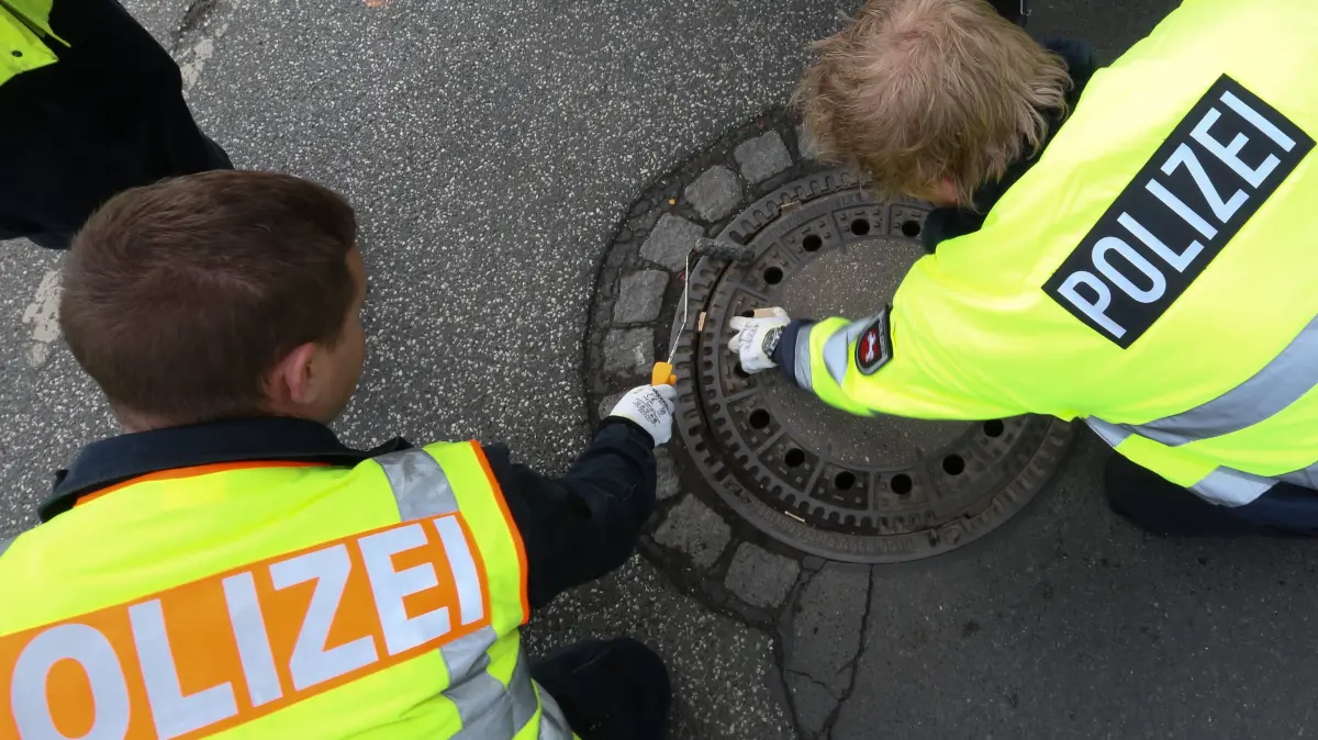 Bilder des Tages Hannover. Ein Spezialtrupp der Polizeidirektion Hannover hat am Donnerstag die ersten von ca 2000 Gullys versiegelt. Die Polizisten verkleben dafür Gully und Deckel, anschließend wird ein weißes Siegel angebracht und beschriftet. Die Versiegelung der Gullydeckel gehört zu den umfangreichen Sicherheitsmaßnahmen im Zusammenhang mit dem Besuch des amerikanischen Präsidenten Barack Obama in Hannover.
Images the Day Hanover a Spezialtrupp the Police Directorate Hanover has at Thursday the first from Approx 2000 Gullys sealed the Policemen Bonding for it Gully and Cover then will a White Seal appropriate and labeled the Seal the Gullydeckel heard to the extensive Security measures in Context with the Visit the American President Barack Obama in Hanover