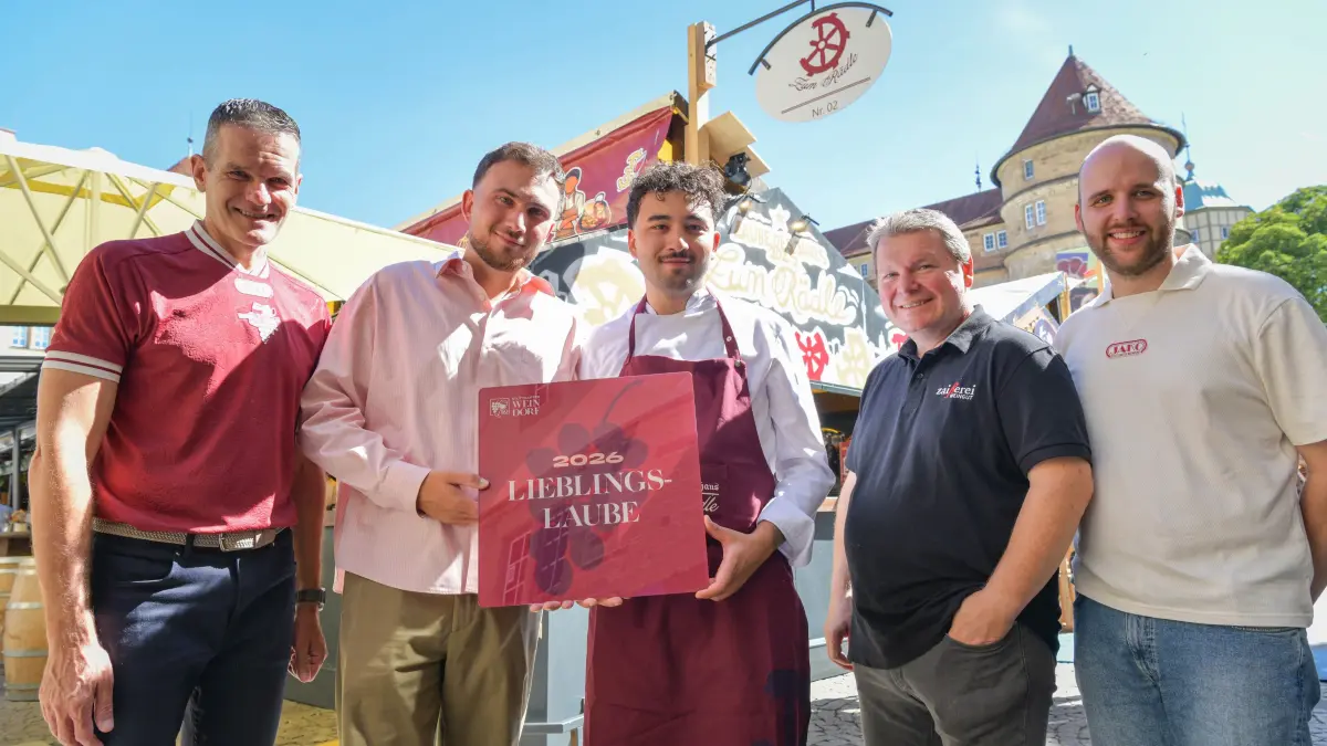 Das Rädle, Stuttgarter Weindorf: Stuttgart, Abschluss-PK des Stuttgarter Weindorfs mit Ehrung der besten Laube.
Hier das Rädle im Bild v.l.: Jens Zimmermann, Sezer Masalci, Enis Can Masalci, Andreas Zaiß, Dominik Schwab