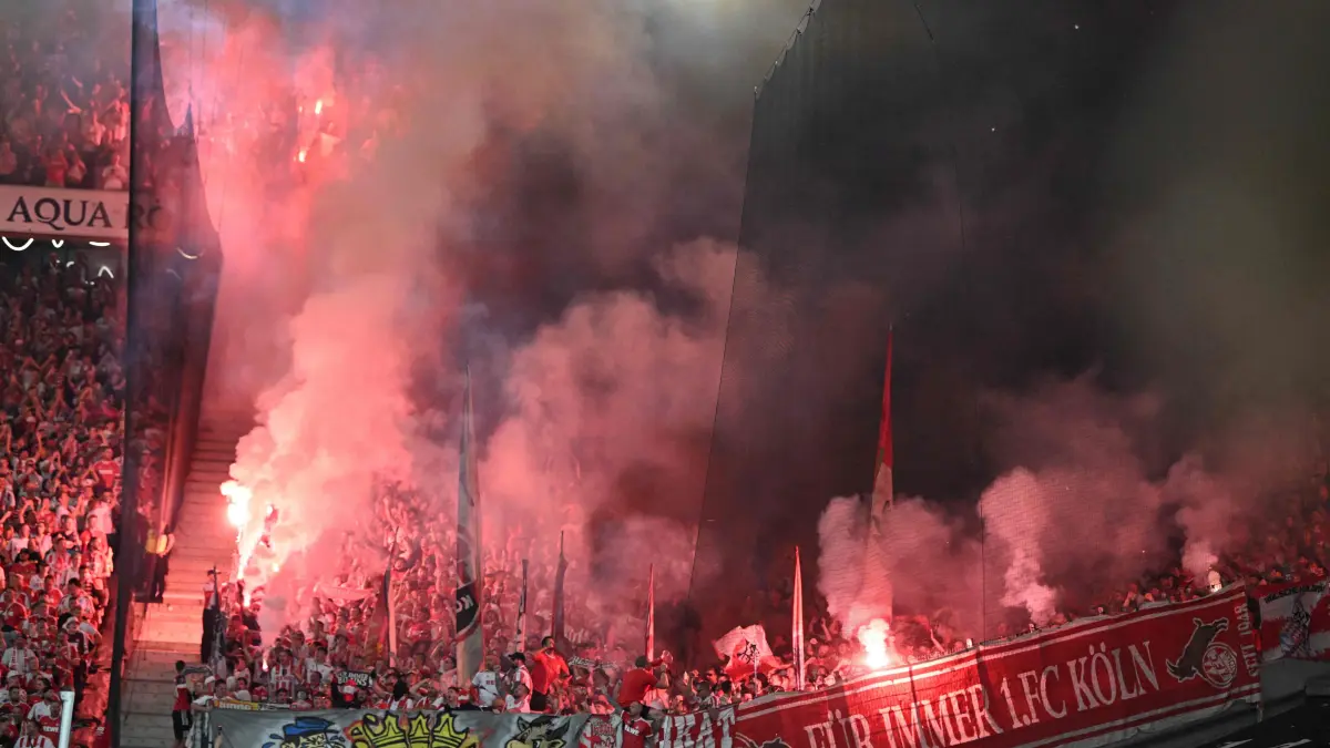 FBL-GER-BUNDESLIGA-STUTTGART-COLOGNE: Cologne fans light flares prior to the German first division Bundesliga football match between VfB Stuttgart and FC Cologne in Stuttgart, south-western Germany on September 4, 2026. (Photo by THOMAS KIENZLE / AFP) / DFL REGULATIONS PROHIBIT ANY USE OF PHOTOGRAPHS AS IMAGE SEQUENCES AND/OR QUASI-VIDEO