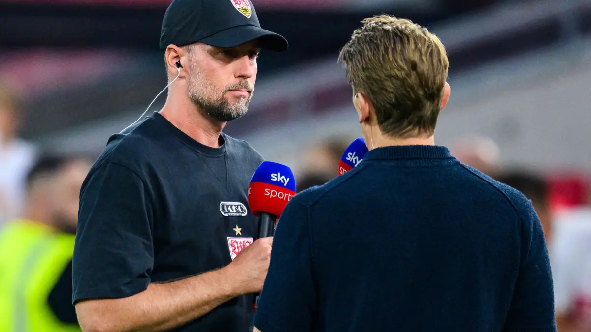 VfB Stuttgart - 1. FC Köln: 04.09.2026, Baden-Württemberg, Stuttgart: Fußball, Männer: Bundesliga, VfB Stuttgart - 1. FC Köln, 2. Spieltag, MHPArena. Trainer Sebastian Hoeneß (l, VfB Stuttgart) gibt vor dem Spiel ein Interview. Foto: Tom Weller/dpa - WICHTIGER HINWEIS: Gemäß den Vorgaben der Bundesliga bzw. des DFB Deutscher Fußball-Bund ist es untersagt, in dem Stadion und/oder vom Spiel angefertigte Fotoaufnahmen in Form von Sequenzbildern und/oder videoähnlichen Fotostrecken zu verwerten bzw. verwerten zu lassen. +++ dpa-Bildfunk +++