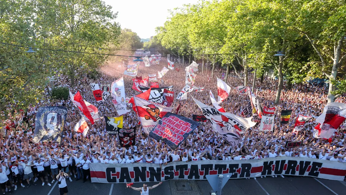 Die Karawane Cannstatt am Freitag vor dem Köln-Spiel