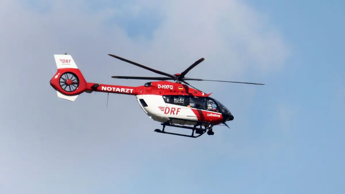 Rettungshubschrauber: ARCHIV - 25.05.2026, Baden-Württemberg, Dürmentingen: Der DRF Rettungshubschrauber Christoph 45 aus Friedrichshafen ist während eines Einsatz unterwegs in die Oberschwabenklinik nach Ravensburg (zu dpa: «Zwei Schwerverletzte nach Auffahrunfall auf Bundesstraße») Foto: Thomas Warnack/dpa +++ dpa-Bildfunk +++
