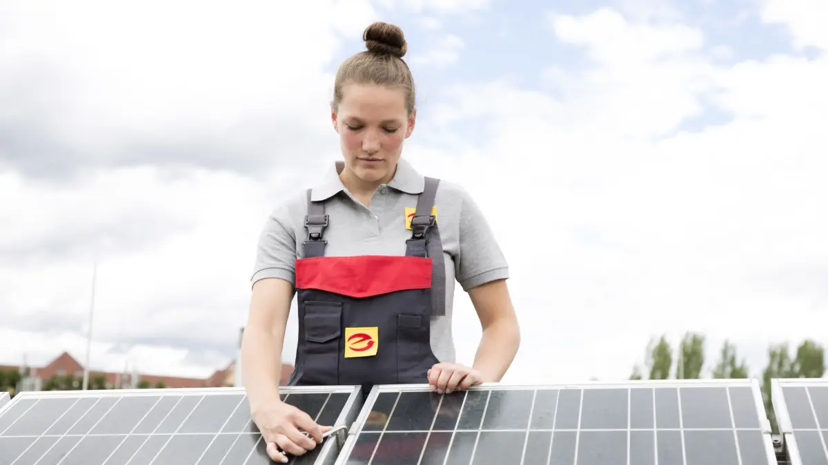 Mehr Ausbildungsverträge im Handwerk: Der Beruf Elektronikerin für Energie- und Gebäudetechnik steht in der Gunst der jungen Menschen in der Region Stuttgart auf Platz zwei.